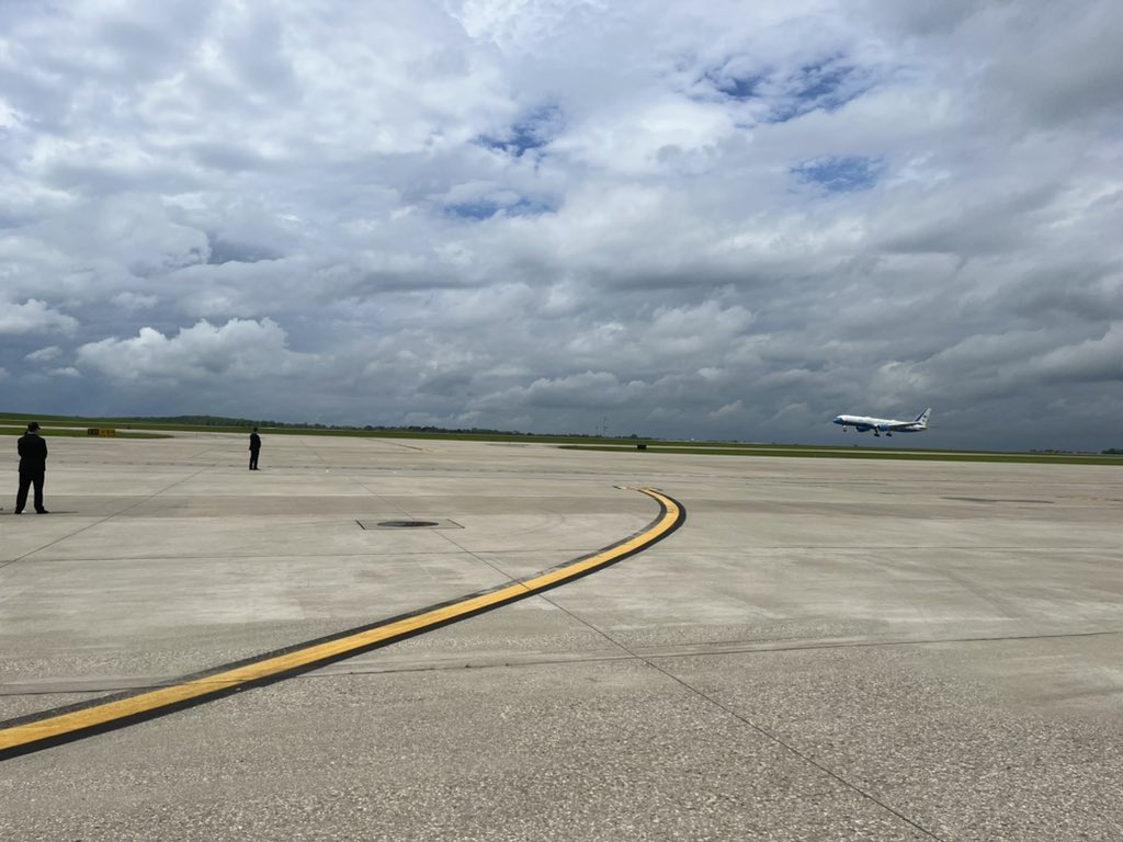 BrookEndale's tweet photo. Air Force One has arrived at CVG @Enquirer https://t.co/1aY90vimAX