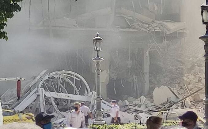 InformadorInde's tweet photo. Fuerte explosión destruye el hotel Saratoga en la Habana, Cuba, no se sabe hasta el momento que pudo ocasionar dicha información explosión.
Imágenes nos llegan desde la isla. https://t.co/iftjVQIWjz