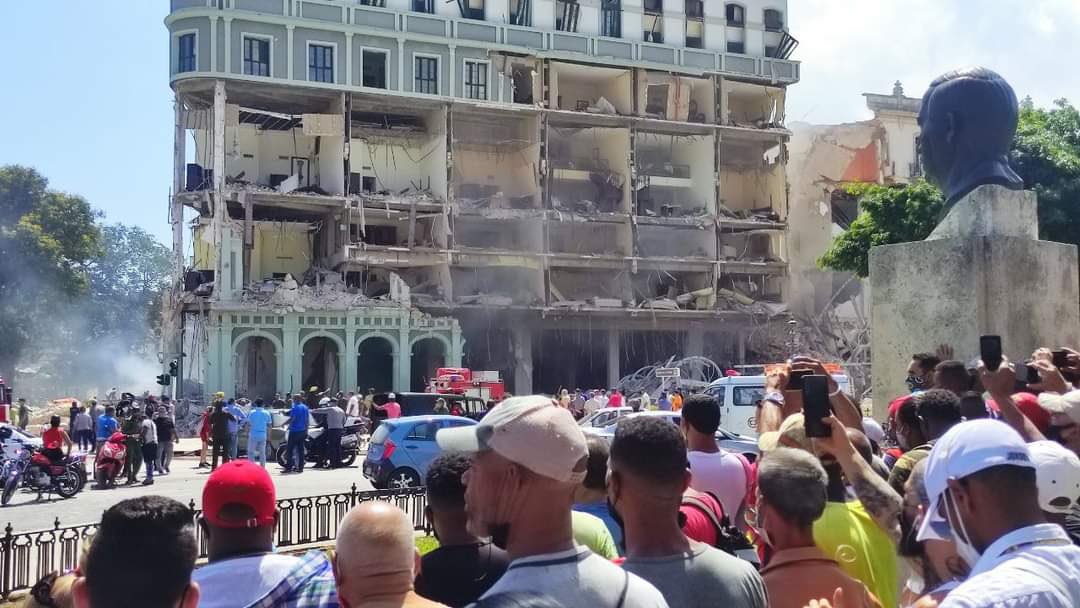 InformadorInde's tweet photo. Fuerte explosión destruye el hotel Saratoga en la Habana, Cuba, no se sabe hasta el momento que pudo ocasionar dicha información explosión.
Imágenes nos llegan desde la isla. https://t.co/iftjVQIWjz