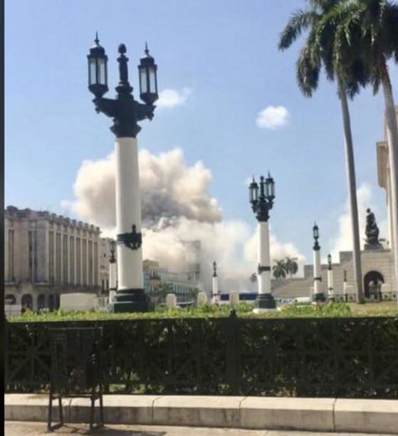 InformadorInde's tweet photo. Fuerte explosión destruye el hotel Saratoga en la Habana, Cuba, no se sabe hasta el momento que pudo ocasionar dicha información explosión.
Imágenes nos llegan desde la isla. https://t.co/iftjVQIWjz