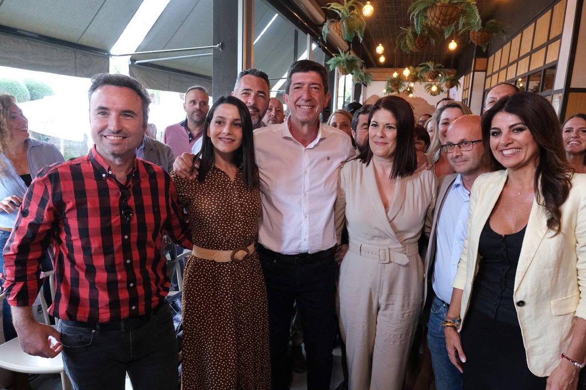 JuanMarin_'s tweet photo. #Andalucía es hoy líder gracias a la gestión de Cs al frente de las Consejerías protagonistas del cambio.

Está claro: los andaluces necesitan cuatro años más de @Cs_Andalucia.

Gracias @CsMalaga_Prov por este rato junto a @InesArrimadas y @Nuriarodriguezc💪🏼💚 

#AndalucíaLiberal https://t.co/8YdcRwGsd9