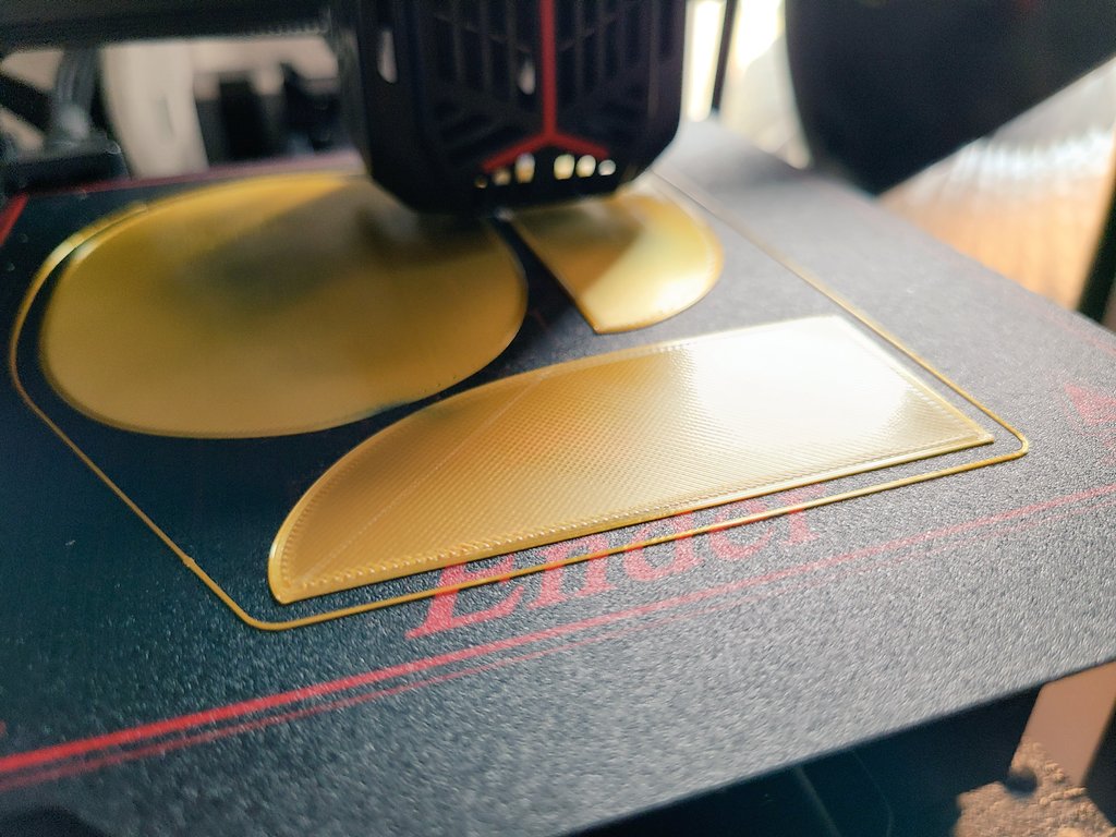 3dprintingjoey's tweet photo. Ender 2 producing a beautiful first layer! leveled only one time when I assembled it and it's still good #Ender2 #3DPrinting https://t.co/w2N661FhbQ