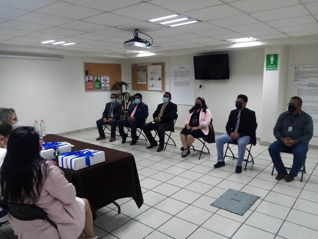 OSFEM_oficial's tweet photo. 👏🏼👏🏼 La Auditora Superior del #OSFEM, @MiroslavaEdomex reconoció el esfuerzo y compromiso de los dos equipos que participaron por primera vez en el la Séptima Edición del Rally “Explorando Datos para el Desarrollo Sostenible” en el que ganaron el segundo y tercer lugar. 🥈 🥉 https://t.co/Jw0RRUzBmh