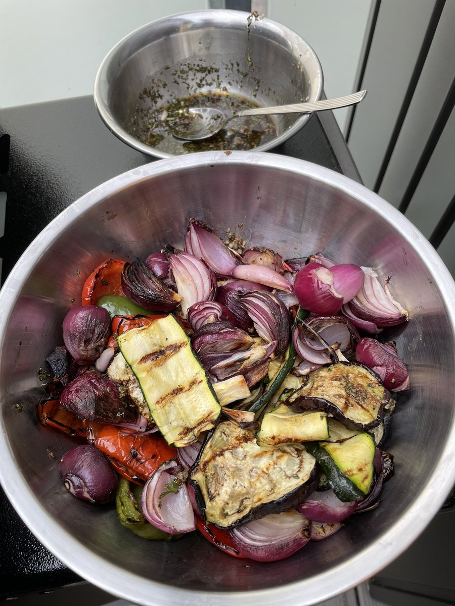 Antipasti mal selbst gemacht - für Freunde morgen. Wer kommt noch vorbei? Schönes Wochenende.