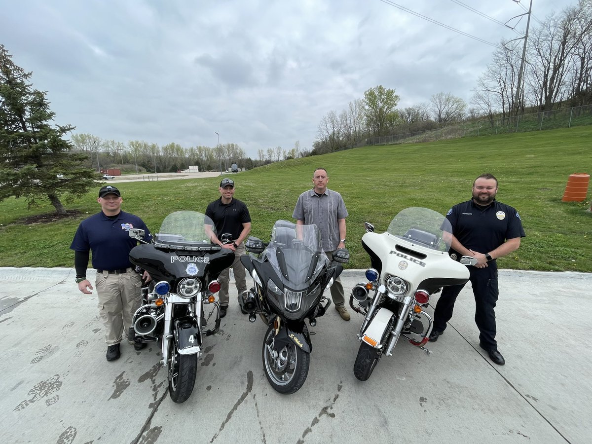 BellevuePolice's tweet photo. Day #10 Basic Police Motor School - Graduation.  Congrats to these officers/deputies for passing one of the most challenging (physically &amp; mentally) law enforcement classes.  4 new #Motorcops in the Omaha metro, so watch out! 😎 #cones #motorcop @harleydavidson @BMWMotorrad #bpd https://t.co/oWPG6Y9HsQ