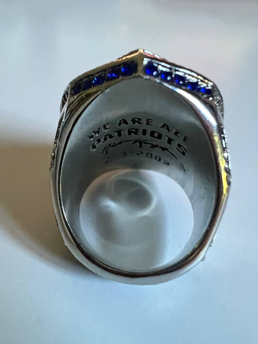 PatriotsMadrid's tweet photo. ¡Pues aquí lo tenéis! ¡Sorteamos una réplica del anillo de campeones de la Súper Bowl LIII de Tom Brady! Talla 14 (unos 22,8 - 23 mm. de diámetro, es muy grande 😉). Seguid leyendo el hilo 👇 para ver las normas del sorteo. #PatriotsMadrid #SorteoPatriotsMadrid https://t.co/nkL7bW8Bgp