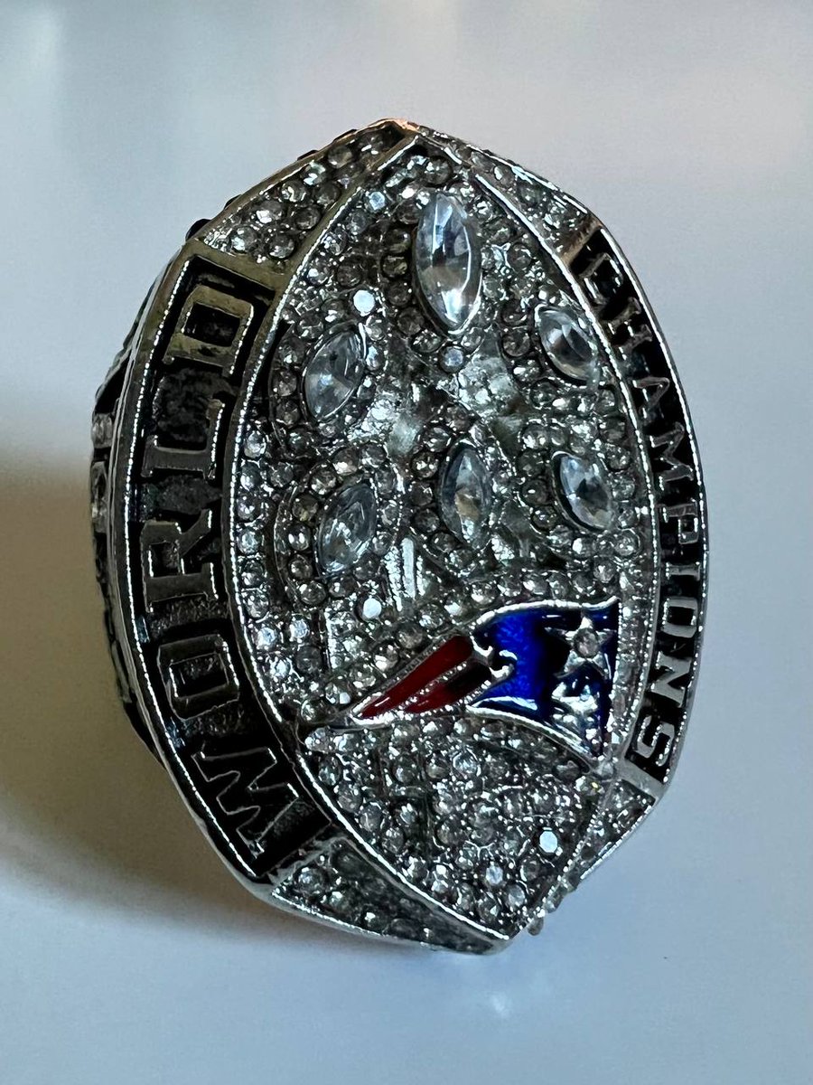 PatriotsMadrid's tweet photo. ¡Pues aquí lo tenéis! ¡Sorteamos una réplica del anillo de campeones de la Súper Bowl LIII de Tom Brady! Talla 14 (unos 22,8 - 23 mm. de diámetro, es muy grande 😉). Seguid leyendo el hilo 👇 para ver las normas del sorteo. #PatriotsMadrid #SorteoPatriotsMadrid https://t.co/nkL7bW8Bgp