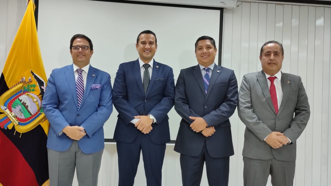 ViceminEnergia's tweet photo. @XavierVeraG @XavierZambranoA @reinaldonole Las nuevas autoridades trabajarán bajo el principio de transparencia, en cumplimiento de las políticas establecidas por el #GobiernoDelEncuentro, a fin de desarrollar responsablemente los recursos energéticos y mineros del país.

#DesarrolloEnergéticoResponsable
#JuntosCumplimos https://t.co/XPtN4x1AC1