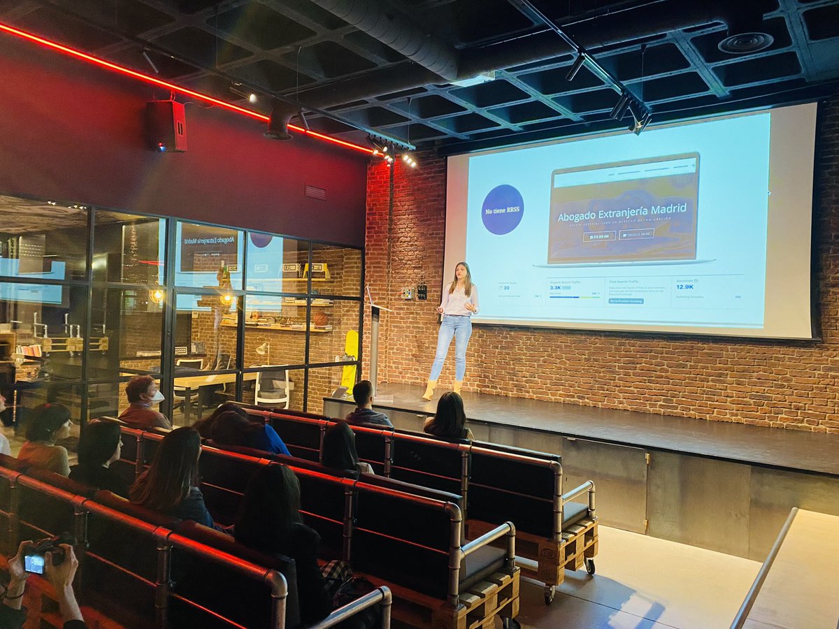 jordisanildefon's tweet photo. María Pérez (@digitaldesingmp) nos presenta el TFM de la marca @vcafirm 😍 en el #MasterAulaCM sobre el escenario de @aulaCM https://t.co/LylLXPIfMh
