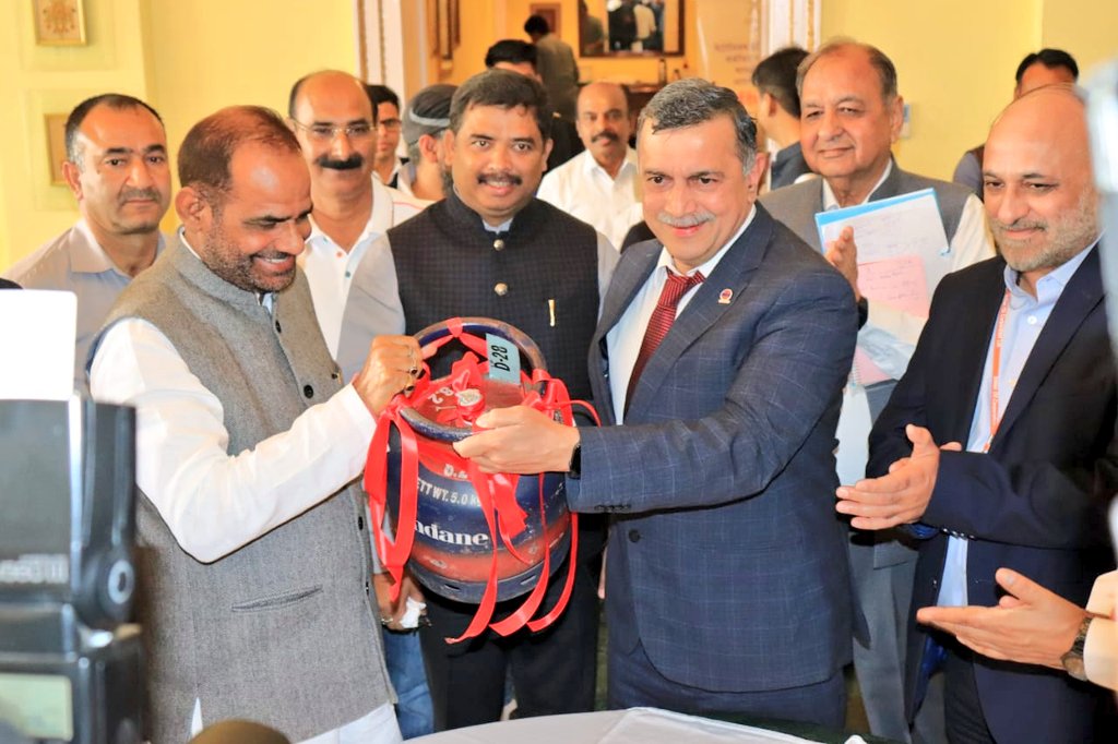 ioclpunjab's tweet photo. On sidelines of meeting of Standing Committee of Parliament on Petroleum &amp; Natural Gas, "5 kg Chhotu" was launched in the UT of  J&amp;K by Hon'ble Sri Ramesh Bidhuri, MP Lok Sabha &amp; Chairman, Standing Committee. https://t.co/0UYItpNAle