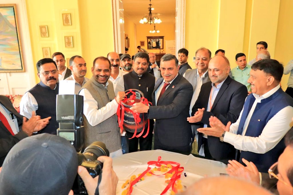 ioclpunjab's tweet photo. On sidelines of meeting of Standing Committee of Parliament on Petroleum &amp; Natural Gas, "5 kg Chhotu" was launched in the UT of  J&amp;K by Hon'ble Sri Ramesh Bidhuri, MP Lok Sabha &amp; Chairman, Standing Committee. https://t.co/0UYItpNAle