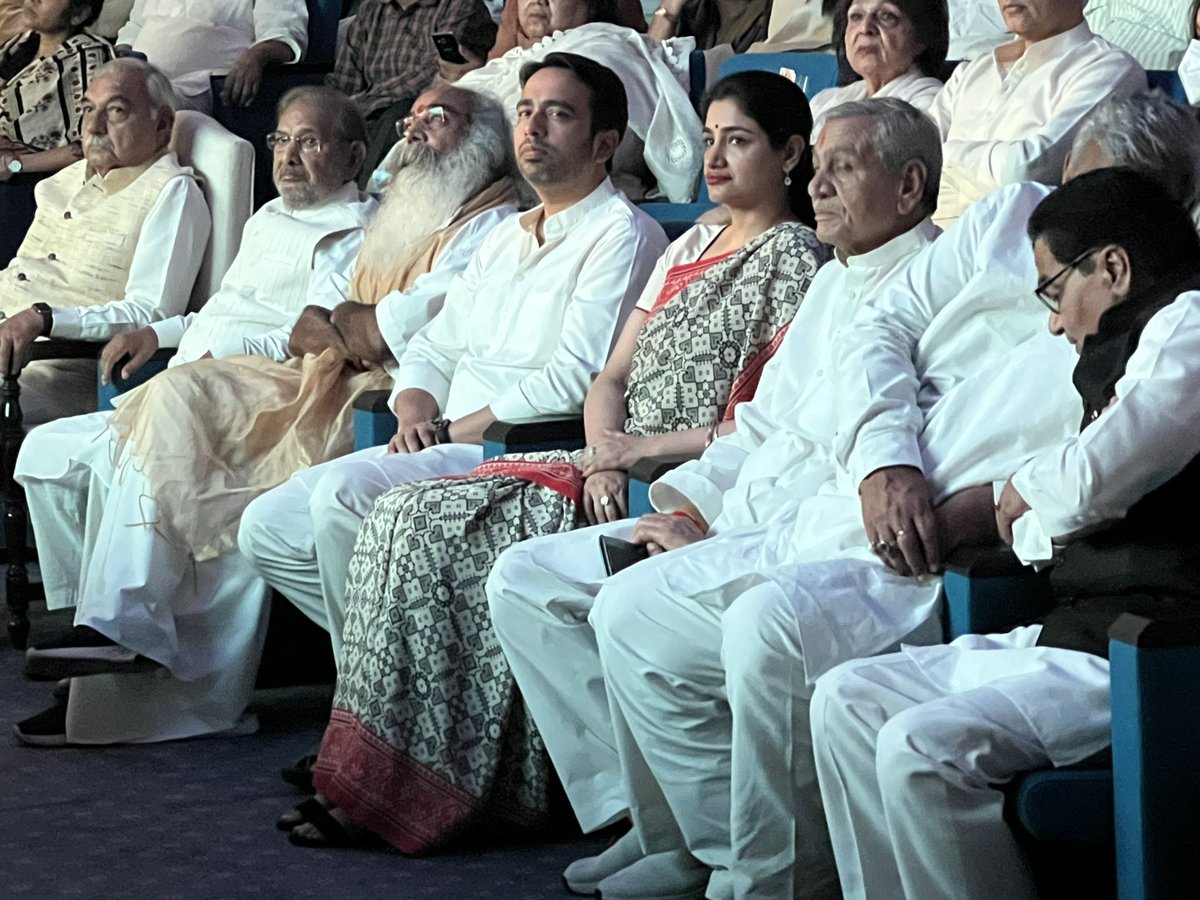 SharadYadavMP's tweet photo. मेरे अभिन्न मित्र,भूतपूर्व केंद्रीय मंत्री स्व० चौधरी अजीत सिंह जी की प्रथम पुण्यतिथि पर आयोजित कार्यक्रम में सम्मिलित हुआ। प्रिय जयंत मैं और पूरा परिवार हर सुख-दुख की घड़ी में हमेशा आपके साथ खड़े हैं।@jayantrld @RLDparty https://t.co/aDSmR2JBRh