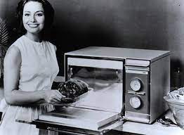 1stTimeinPrint's tweet photo. Here's how the microwave oven was described in its FIRST TIME IN PRINT on 10/25/46 in The Tennessean: "a woman will be able to slip an entire packaged meal... in her radarange and announce that soup's on several minutes later." (Pic not from article) #History #FoodHistory https://t.co/Vkfxplfm8v