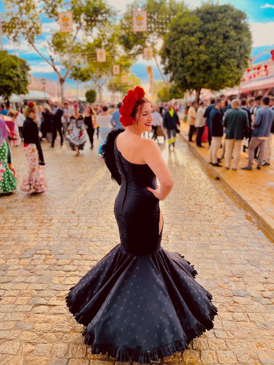 Mariam_17G's tweet photo. La Pedroche de la Feria Sevilla 2022. O #PapaGorda22 como también he visto. Llamadme como queráis pero llamadme, porque estoy divina y eso no podéis negarlo ❤️‍🔥 https://t.co/PBJZapKLNx