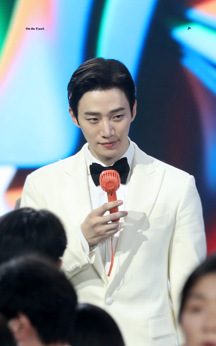 220506 백상예술대상 
손 선풍기 넘 귀여워... 🌀🌀

#이준호 #준호 #leejunho #junho