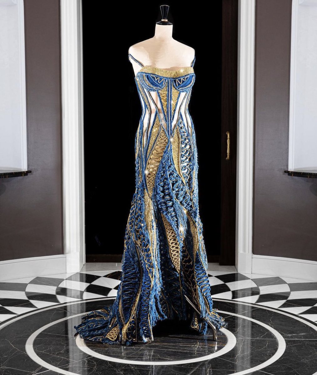 badestoutfit's tweet photo. versace met gala dresses https://t.co/pupPU4Aj3E