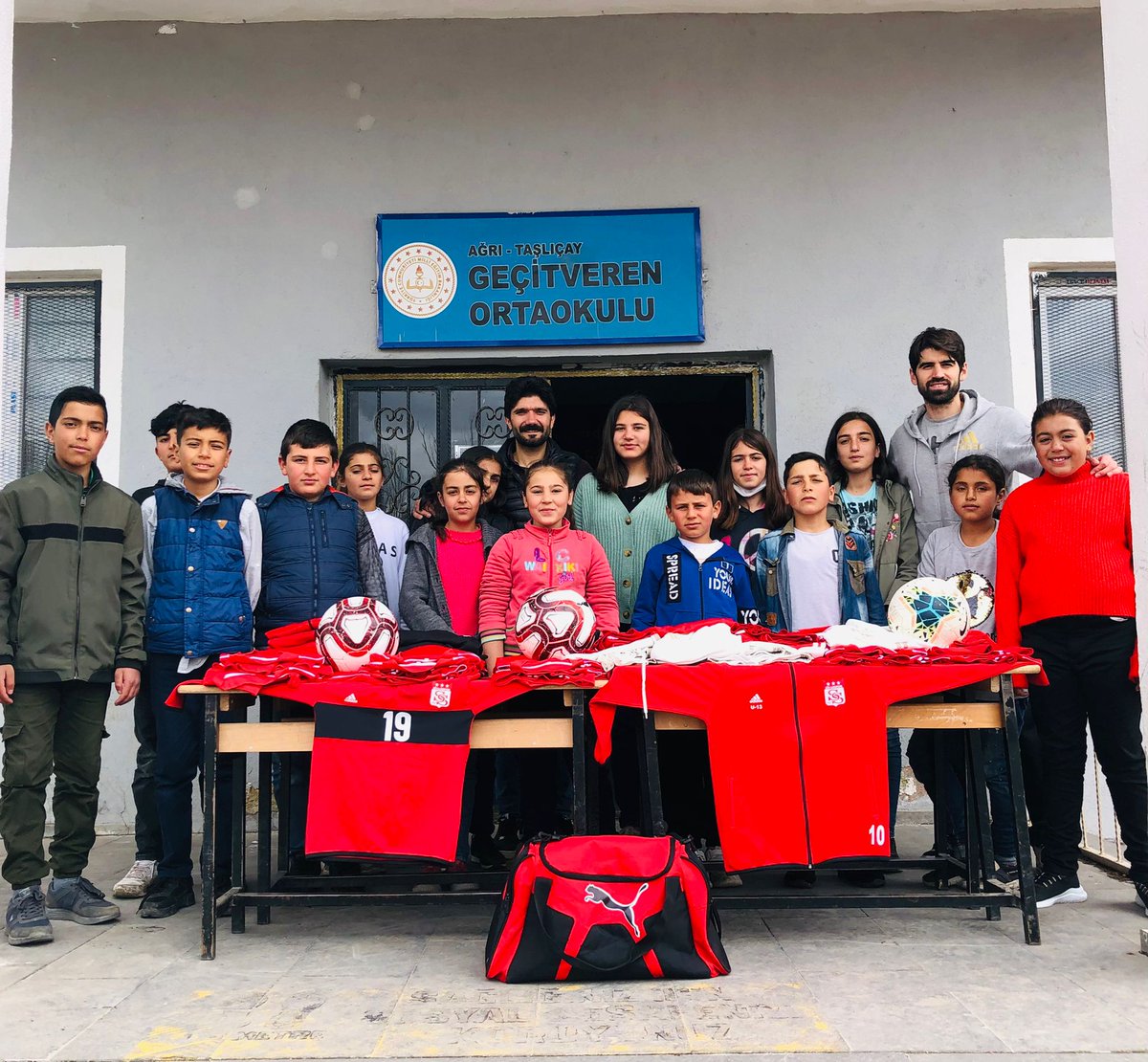 gctvrnokulu's tweet photo. Okulumuza yapmış olduğu malzeme yardımından dolayı Demir Grup Sivasspor’a teşekkür eder kalan maçlarında başarılar dileriz. Teşekkürler YİĞİDO 👏👏 @agrimem @taslicaymem @Ahmetkaya0404 @ademtopaca @mustafayldz_85 @mhmtgksuu @Sivasspor @RCALIMBAY https://t.co/Q1Cn1jm6cQ
