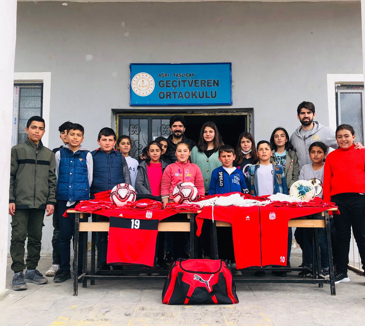 gctvrnokulu's tweet photo. Okulumuza yapmış olduğu malzeme yardımından dolayı Demir Grup Sivasspor’a teşekkür eder kalan maçlarında başarılar dileriz. Teşekkürler YİĞİDO 👏👏 @agrimem @taslicaymem @Ahmetkaya0404 @ademtopaca @mustafayldz_85 @mhmtgksuu @Sivasspor @RCALIMBAY https://t.co/Q1Cn1jm6cQ