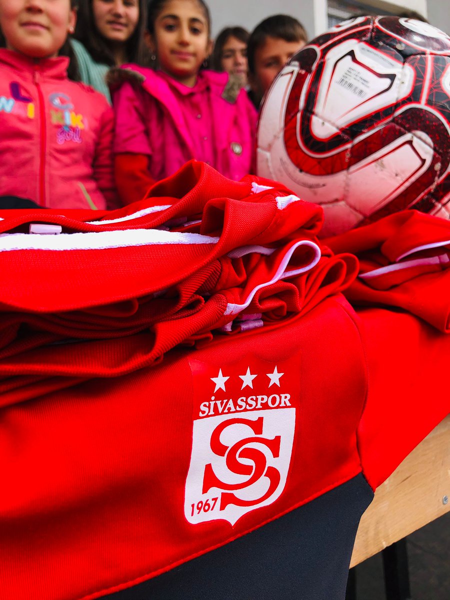gctvrnokulu's tweet photo. Okulumuza yapmış olduğu malzeme yardımından dolayı Demir Grup Sivasspor’a teşekkür eder kalan maçlarında başarılar dileriz. Teşekkürler YİĞİDO 👏👏 @agrimem @taslicaymem @Ahmetkaya0404 @ademtopaca @mustafayldz_85 @mhmtgksuu @Sivasspor @RCALIMBAY https://t.co/Q1Cn1jm6cQ