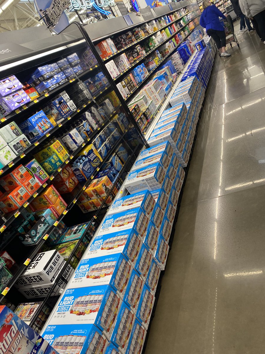 coastaln8v73's tweet photo. Can you tell WSU graduation is tomorrow 😂 https://t.co/zqQ26wpPv3