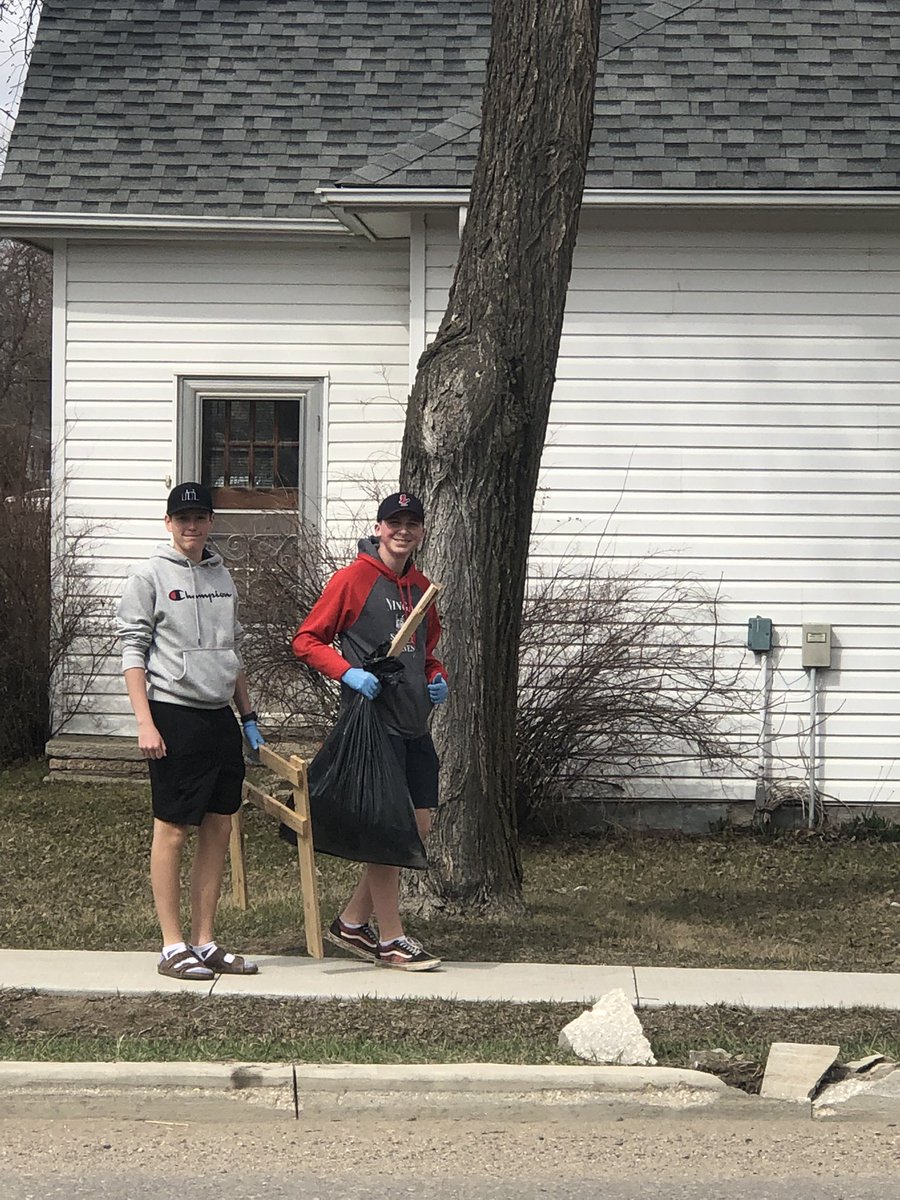 stephemberly's tweet photo. Boissevain School town wide clean up day! #earthday belated https://t.co/9b3zwfSieD