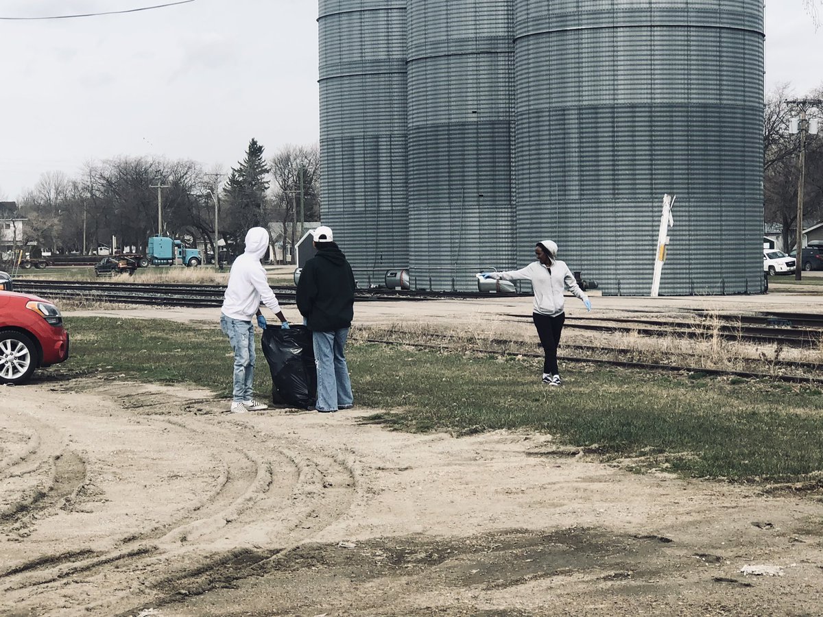 stephemberly's tweet photo. Boissevain School town wide clean up day! #earthday belated https://t.co/9b3zwfSieD