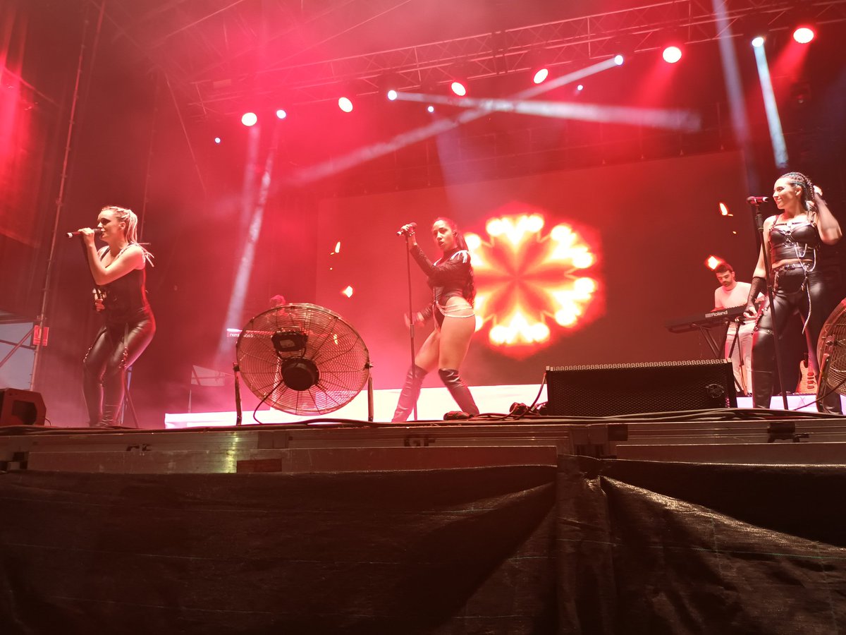 He disfrutado de uno de los mejores conciertos de toda mi vida, y no podría ser de nadie más que vuestro <a href="/SweetCalifornia/">Sweet California</a> he cantado, he bailado, he llorado y me he dejado la voz. Lo que hacéis encima de un escenario es una maravilla. Sois las reinas 👑👠🎶