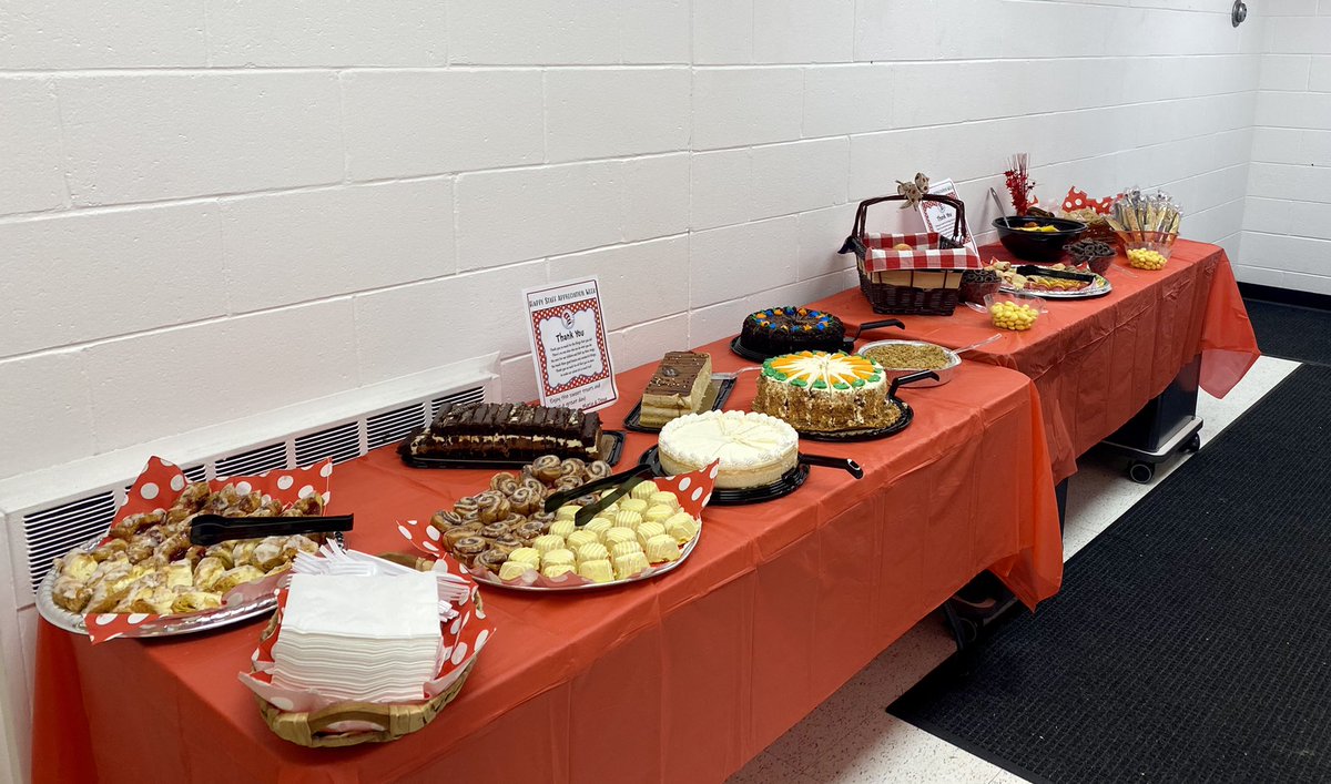 pmcollins04's tweet photo. Thank you to these two awesome women for a week filled with special treats and sweets! #ataffappreciation #TeacherAppreciationWeek #RBBisBIA #BeKind #KindnessMatters @rbpsEAGLES @RedBankSup @DreamBigRB https://t.co/9k0LvqUJax