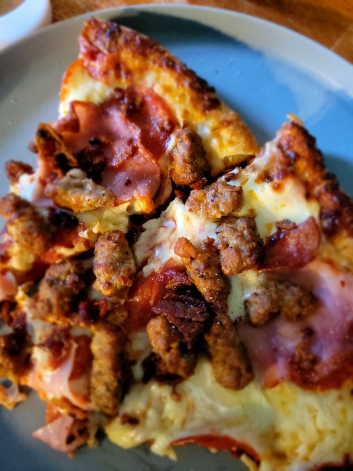 Being a 🍕 slut 🤪 https://t.co/mQtewcnkbd