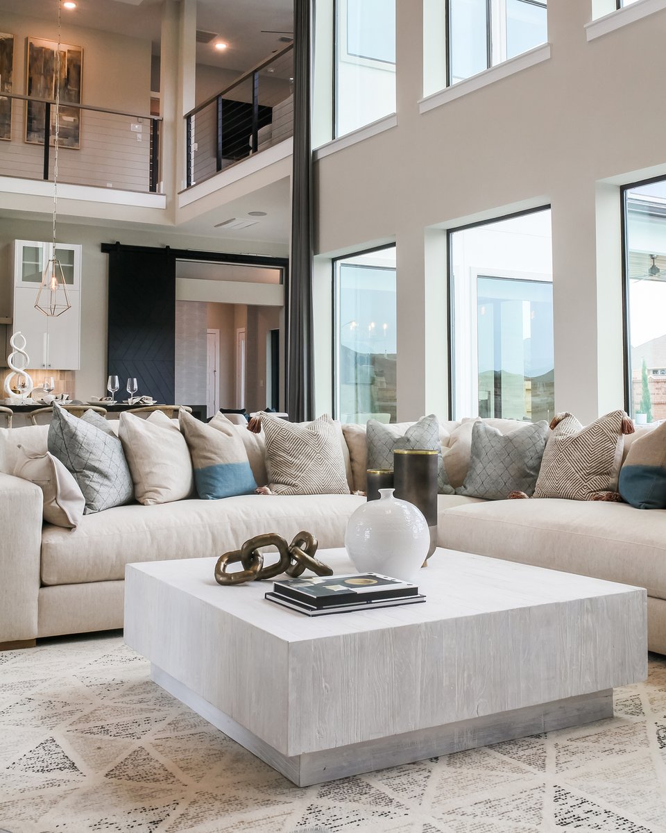 Dovetail_LA's tweet photo. Our in stock Tralee Coffee table seamlessly combines modern and chic with its luminious white-wash patina finish

Design By: @nancyraeinteriors

#dovetailfurniture #creatinghome #interiordesign  #homedecor #decor #style #decorinspo #homeinspo https://t.co/vdw9R4BhJX
