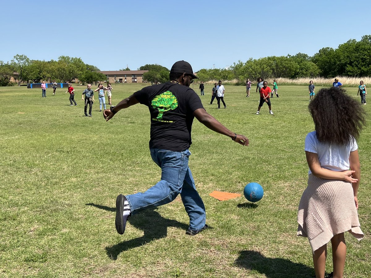 mrs_rpaul's tweet photo. STAAR strategy kickball fun! When the whole school cheers you on &amp; you have to share your favorite strategy… good times! @wfisdschools #iamwfisd #growingHaynes #beepbeep @haynes_nwa @TristanBrowne @Daniell38597350 @HNAPearson https://t.co/EqB0HmjaEd