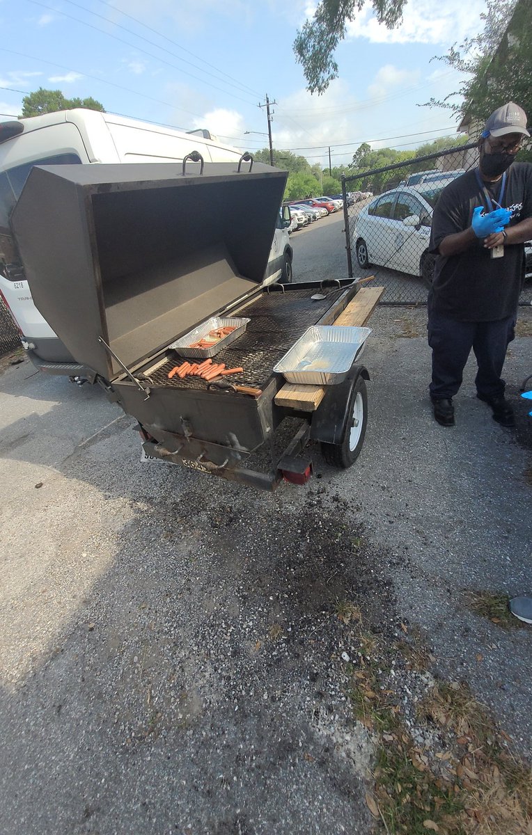 mdhutchins26's tweet photo. Thank you team HISD restaurant crew for coming out and tailgating with our scholars, the students had a blast. @Elrod_HISD @TeamHISD https://t.co/zMQJx1cxti