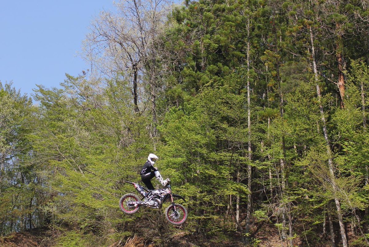 bupperfmx's tweet photo. 朝の草刈りしながら
#fmxinsamegawa を振り返る
久しぶりのイベントはライダーだけでなく観客のみんなも楽しみにしていたと言う事を感じました。1番好きな技がキャプテンモーガンだと言う方や数年前のイベントで私に安産祈願してもらって生まれたのがこの子ですとか。飛べるうちは飛びたいと思た朝6時 https://t.co/b8bx6YFIkJ