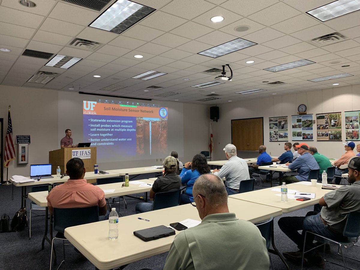 UF_PBC_VegFruit's tweet photo. Discussing grower-extension partnership, @UF_IFAS soil fertility and nutrient management research for #snapbean production at the #2022SnapBeanConference with growers and #BMP specialists. Thank you Dr. Obreza to be a part of the discussion. @IFAS_Extension @EvergladesREC @SWFREC https://t.co/MIlnXr0V3B