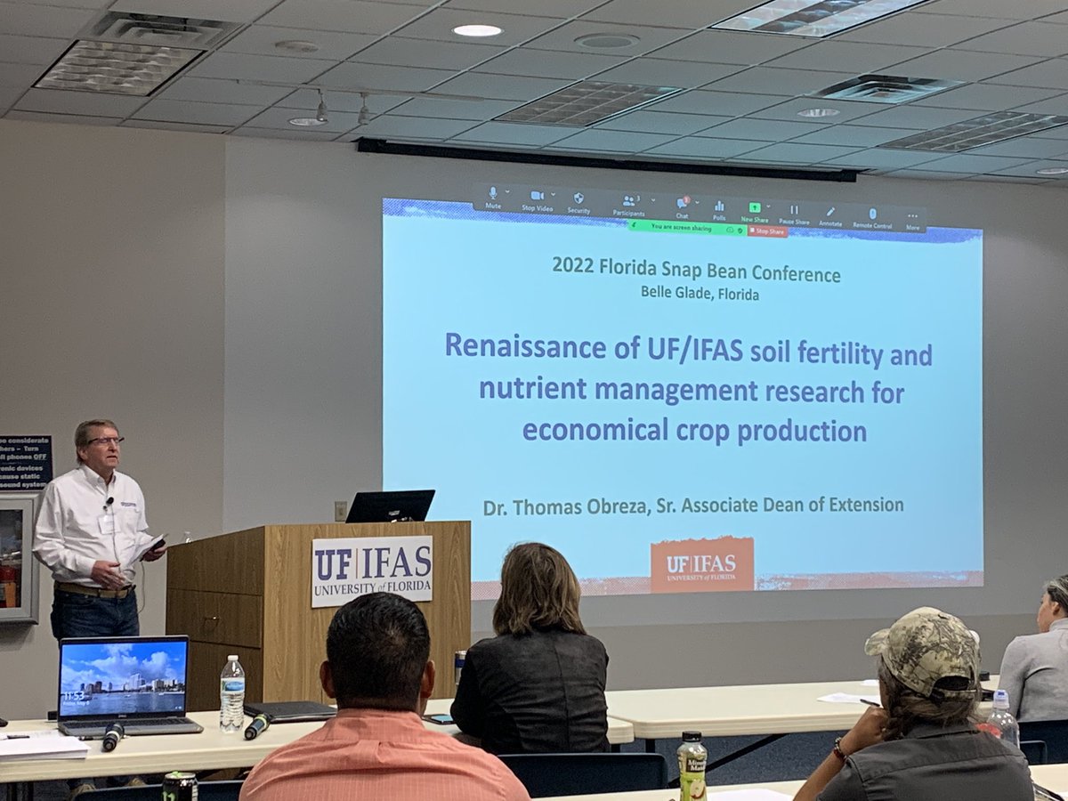 UF_PBC_VegFruit's tweet photo. Discussing grower-extension partnership, @UF_IFAS soil fertility and nutrient management research for #snapbean production at the #2022SnapBeanConference with growers and #BMP specialists. Thank you Dr. Obreza to be a part of the discussion. @IFAS_Extension @EvergladesREC @SWFREC https://t.co/MIlnXr0V3B