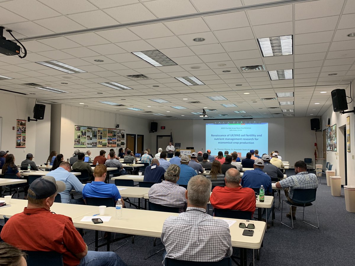 UF_PBC_VegFruit's tweet photo. Discussing grower-extension partnership, @UF_IFAS soil fertility and nutrient management research for #snapbean production at the #2022SnapBeanConference with growers and #BMP specialists. Thank you Dr. Obreza to be a part of the discussion. @IFAS_Extension @EvergladesREC @SWFREC https://t.co/MIlnXr0V3B