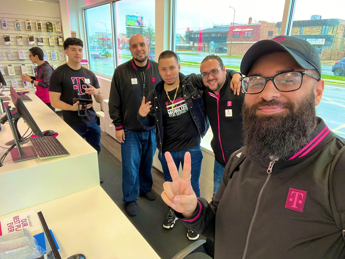 Summit Squad ready to own Mother’s Day weekend!! They can’t wait for #InternetFreedom to launch!! Let’s get ittttt <a href="/mariajimenezz4/">Maria Jimenez</a> <a href="/JoseUtreraTMUS/">Jay</a> <a href="/TCCMobile/">TCC Wireless</a> <a href="/dannysoro/">Danny Soro</a> #MobFamily