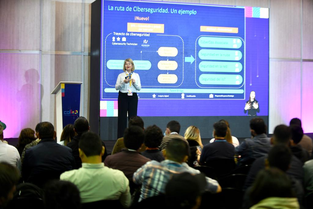 Col5punto0's tweet photo. “La innovación resulta ser una plataforma de trabajo constante que nos ayuda a trabajar sobre la realidad de la brecha de género” @mariacrisdv de @MalokaBogota con @rojasgrace, Ulrike Wahl de Fundación Siemens y Marcela Escobar de Oracle Academy. #Col40Viernes #Colombia40 https://t.co/e6PBHIHpQk