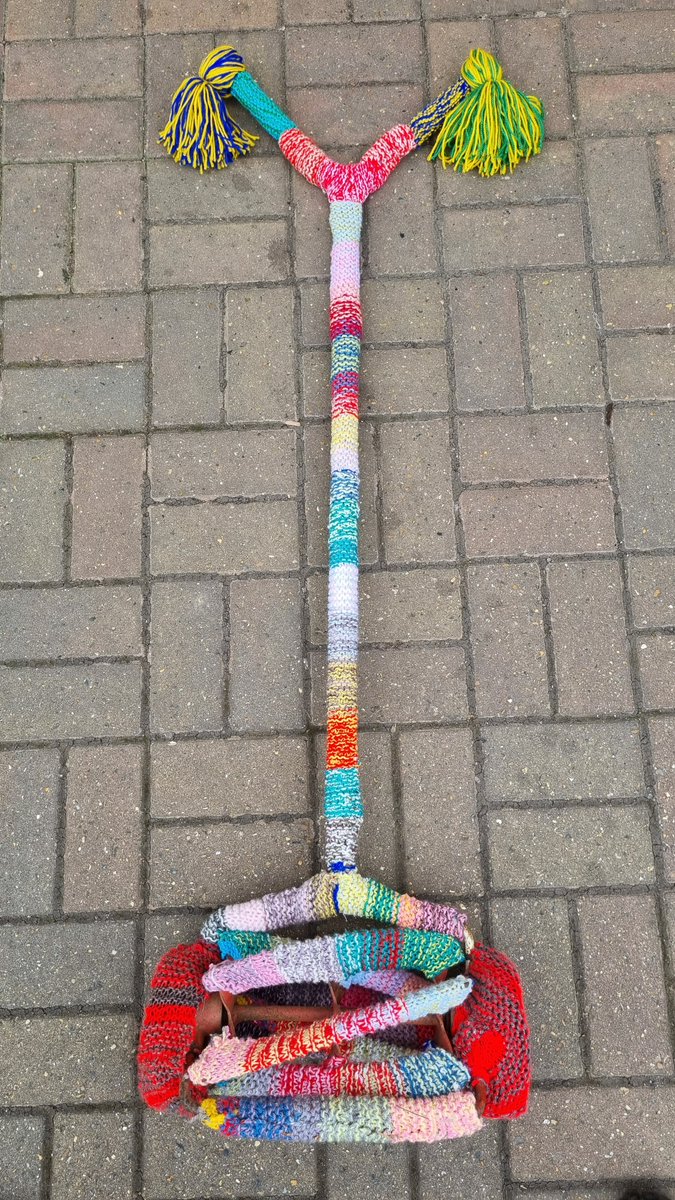 MuseumGardening's tweet photo. Leave a #mower alone a few mins...#woolbombing Guru founder @madeandmaking @sarahbrangwyn &amp; team transformed 1960 Dux Minor Push Mower into vibrant art They offer exciting #sewing &amp; #craft #workshops in same building, the glorious @TatesGCs @southdownshc #Hassocks @TheBuddingFD https://t.co/CSSTQrNgf7