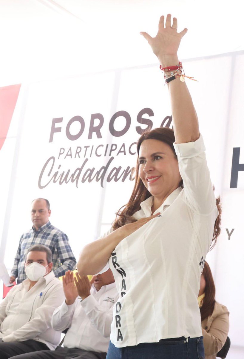 caroviggiano's tweet photo. En #Mixquiahuala es tiempo de #DarleCampoAlCampo con apoyos, maquinaria y equipamiento a los productores rurales para lograr un #HidALGOMUCHOMEJOR. Gracias senadora @BeatrizPRangel_  por tu presencia y acompañamiento durante la clausura del Foro Estatal del Campo. https://t.co/7A5vvF655v