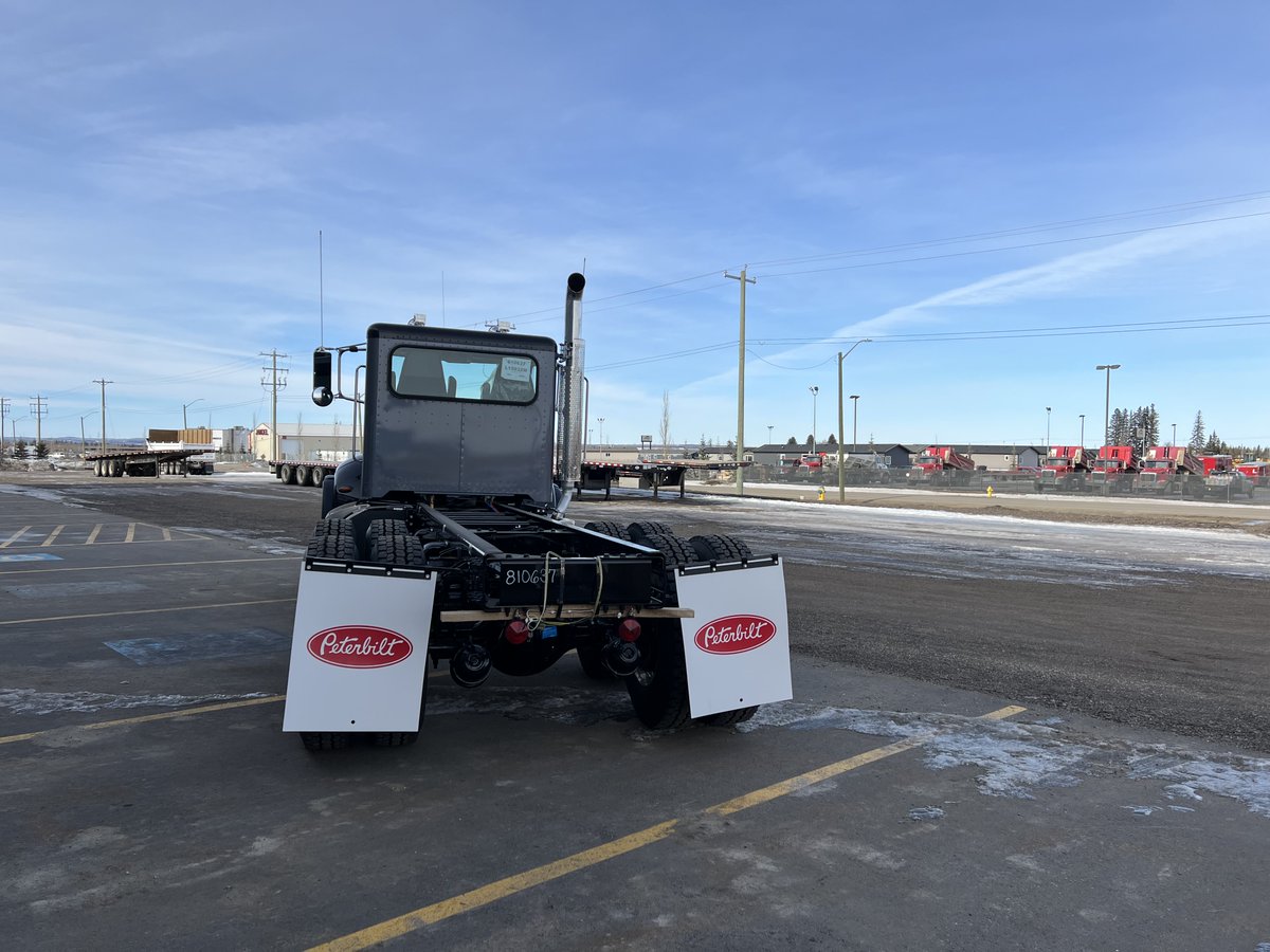 Summit_Trailer's tweet photo. @CerberusPaving took home their new truck with a Custom 15’ Brandon FHD truck box rig-up recently, check out the before and after pictures and let us know what you think! Congrats to our friends at Cerberus for another gorgeous truck and thank you for your continued support! https://t.co/AAtDFqqe4h