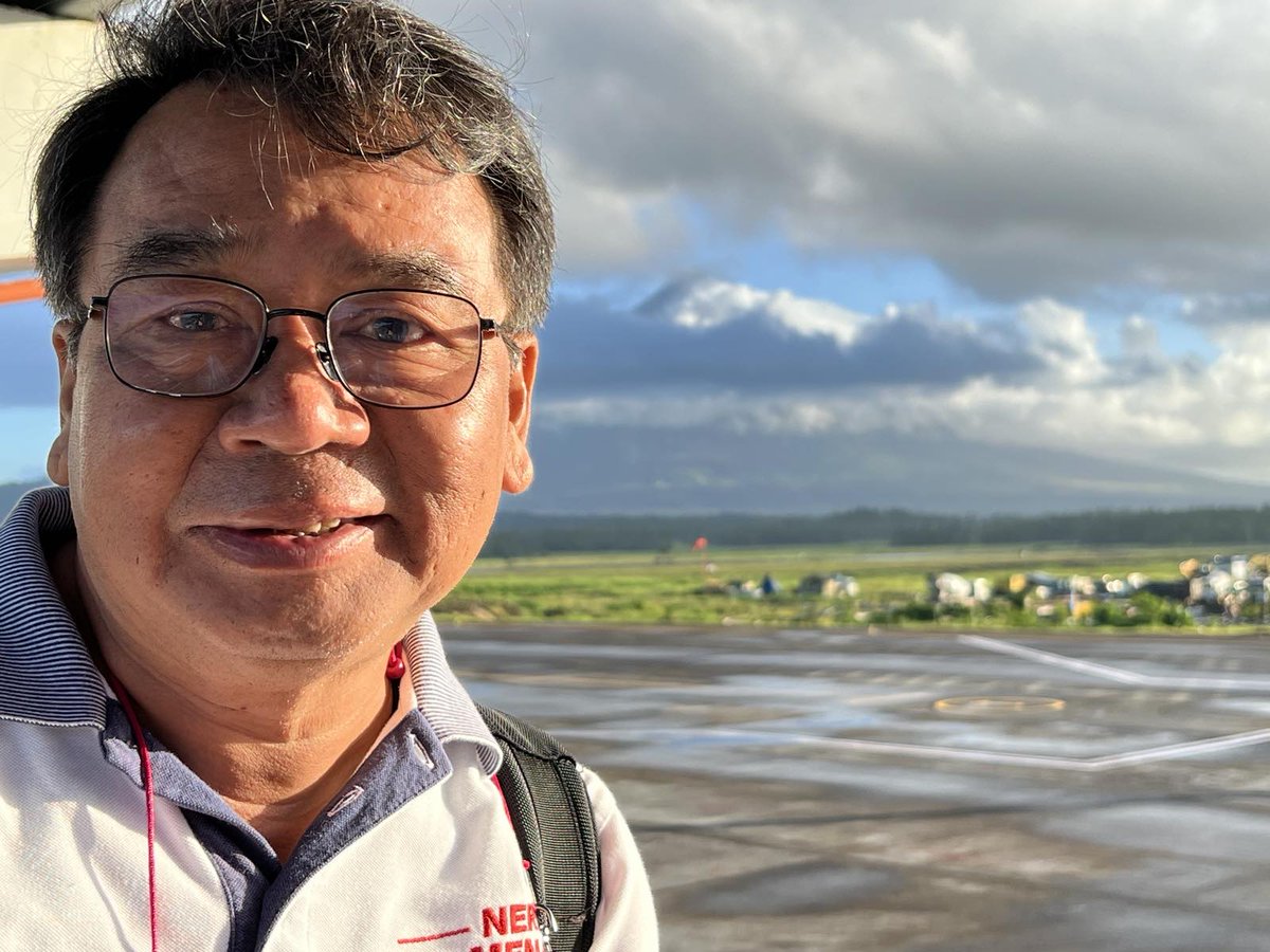 ColmenaresPH's tweet photo. Marhay na aga Bicolandia! Ito ang last selfie ko for the campaign. Mabait talaga ang Mayon sa akin, laging nagpapakita. It's been a long campaign trail, but Mayon's  beauty gives us hope and faith for our future. Praying we will have a Bicolana to lead our country for the better. https://t.co/txfHf0zjvd