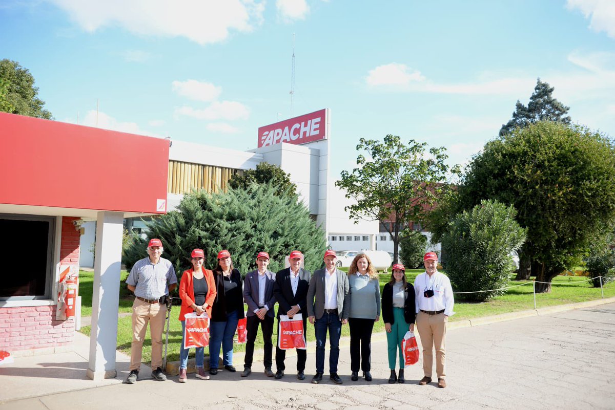 GuilleMerediz's tweet photo. Visitamos Apache, una PyME que desde #LasParejas fabrica sembradoras y tractores agrícolas que se exportan a Latinoamérica y África. Allí vimos las obras de ampliación de su planta, que impulsaron con el apoyo de la #SEPYME para sumar trabajadores y producir a mayor escala💪🏼🇦🇷. https://t.co/ZfDkd1eOk2