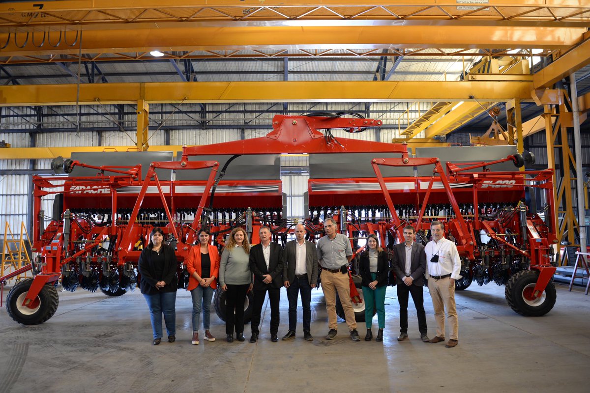 GuilleMerediz's tweet photo. Apache cuenta con más de 60 años de trayectoria elaborando maquinaria y productos para el sector agrícola. Gracias al crédito al que accedieron a través de @produccion_arg también podrán desarrollar una nueva linea de sembradoras, y así continuar cosechando éxitos 🚜⬆️ https://t.co/MM14m23tYi