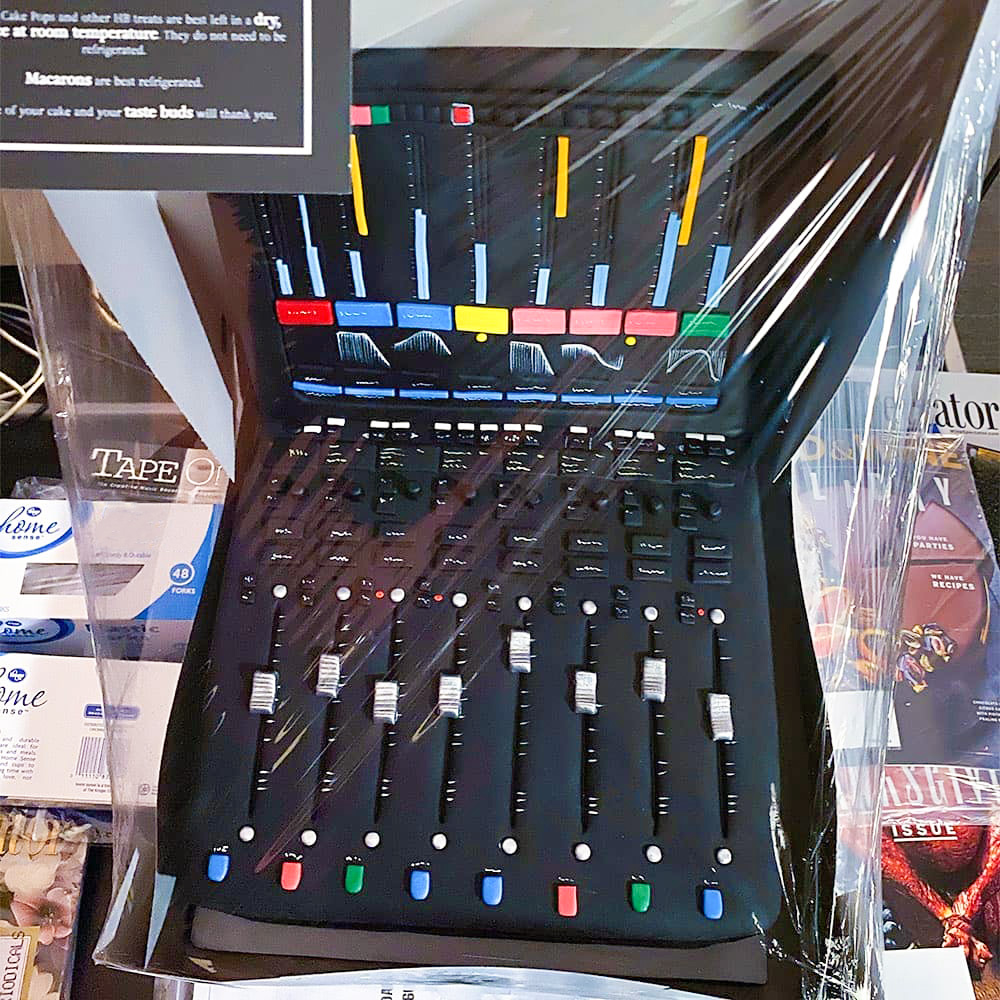 AvidProTools's tweet photo. 😋 #FlahsbackFriday to this delicious Avid S1 cake!
📷 https://t.co/4eSneek7xA
▶️ https://t.co/uJld3ekVmA

#sweetmix #avids1 #cake #faderfriday #music #mixing #producer #protools #avid https://t.co/xNj6r5wrAD