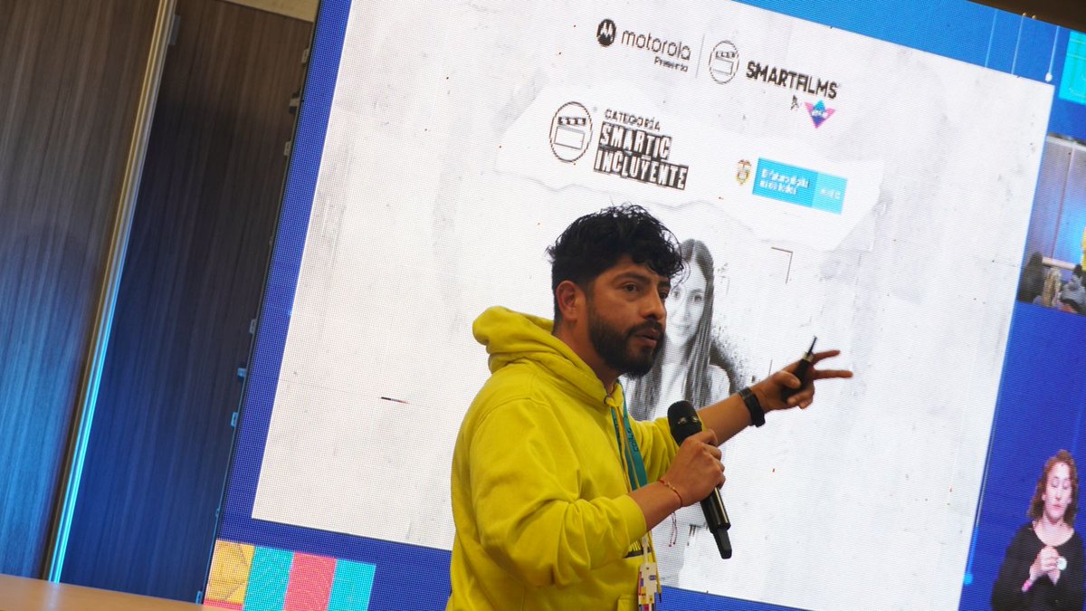 MujeresTIC_Co's tweet photo. Hoy en el taller de #Colombia40 'Siente audiovisual, haz tu historia real con el @Ministerio_TIC y @smartfilmsco' le contamos a los asistentes sobre #RedvolucionariasTIC, una categoría, donde a través del 🤳 celular, mujeres cuentan historias de mujeres poderosas. #Col40Viernes https://t.co/c9BEqfKGzl