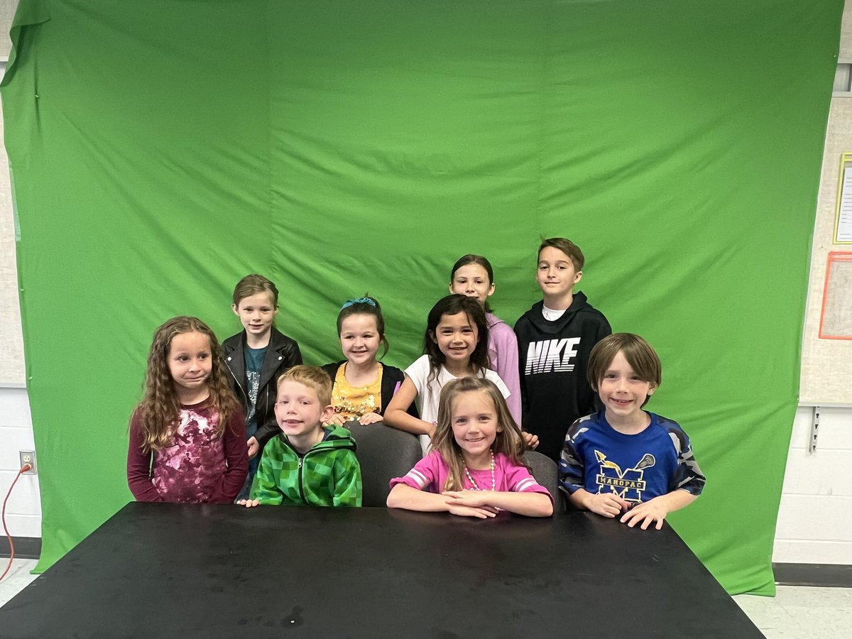 Cathryn_Biordi's tweet photo. Bring your kid to work day at RMS was a success! We even had a special visit from a young little bulldog! @BeaconTeachers 

Thank you @Marissa__Benson &amp; @BriannaTobin_ and the entire student council for all of their hard work in setting this up! https://t.co/YkDlWxKu5e