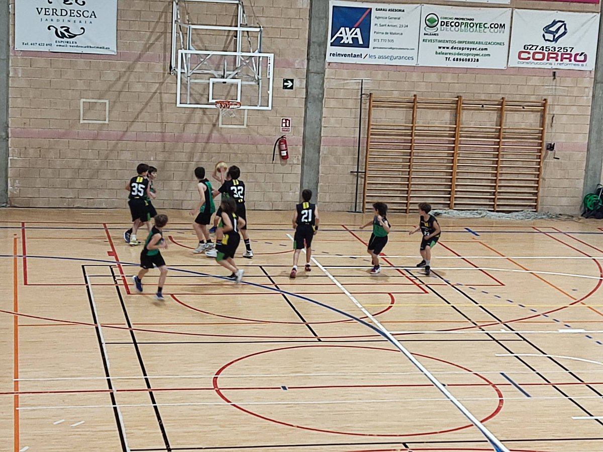 Front1989EBC's tweet photo. També avui horabaixa al pavelló #to_rent.
Duel a les banquetes, @Morillo_Morla 🆚 @VirFerreiro .
Presents al partit del #MiniNegre 🆚 @CBSANTAMARIA
#FRONT1989
#123Esporles #negreigroc #verdhistoric #nohaymasconos https://t.co/bTv5U7GlEL