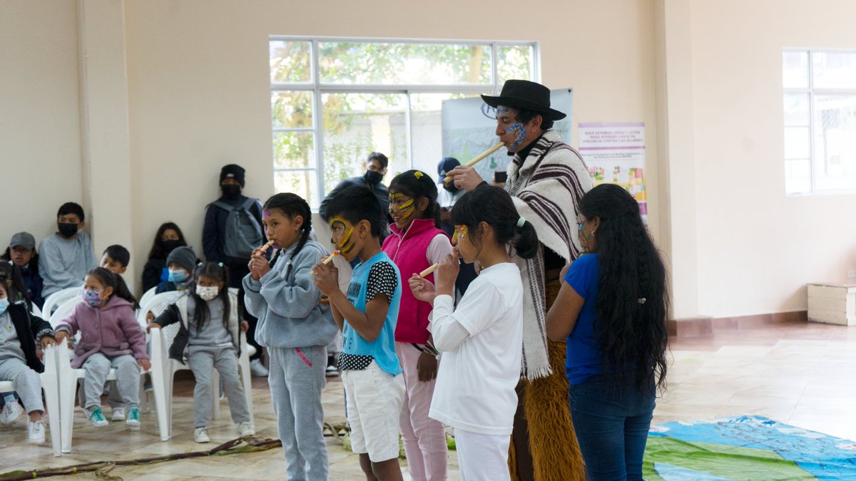 fonag's tweet photo. En el marco del proyecto Caravanas de Arte, estudiantes de 5.º año de la escuela Pichincha de Lloa, presentaron una obra teatral sobre el cuidado del agua. Además, estudiantes de la Facultad de Arte de la Universidad Central realizaron una obra sobre el cuidado de los páramos. https://t.co/ppYFzqeRhu