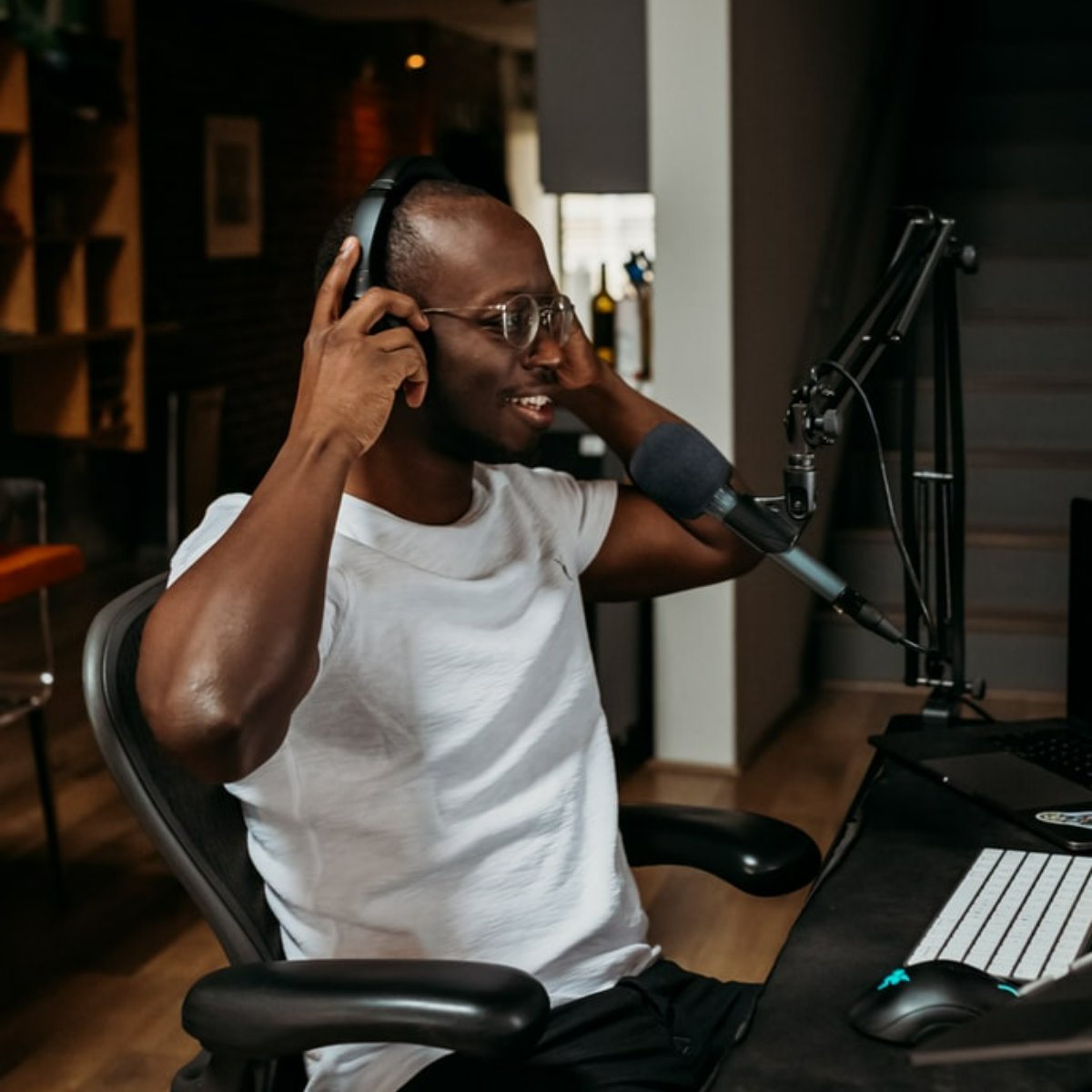 kalmenson's tweet photo. If you're listening to your voice while recording, you'll lose your authenticity. You can't emotionally connect to the script without also self-evaluating while listening. Ditch the headphones whenever you can. #VoiceActing #Kalmenson #VoiceCasting #VOCourses #VOCasting https://t.co/YVVlWBSWGJ